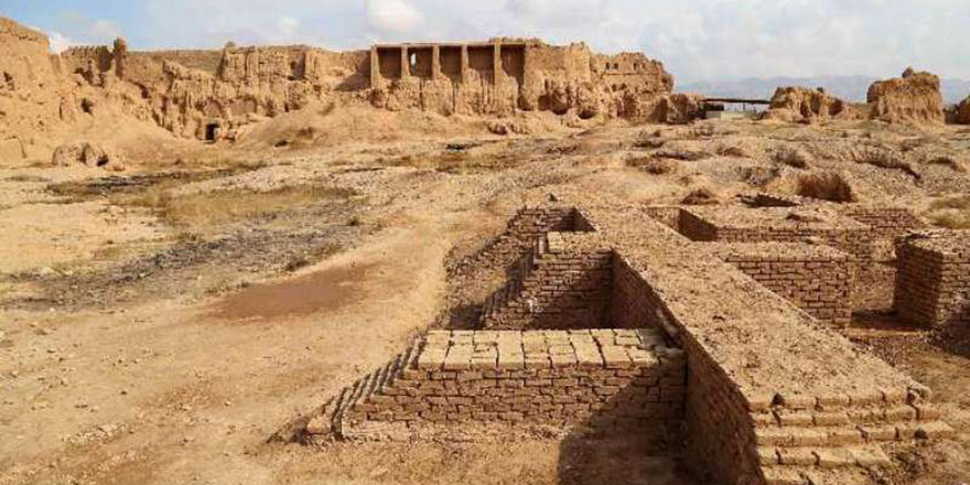 The dust of oblivion on the body of the second largest adobe building in Iran
